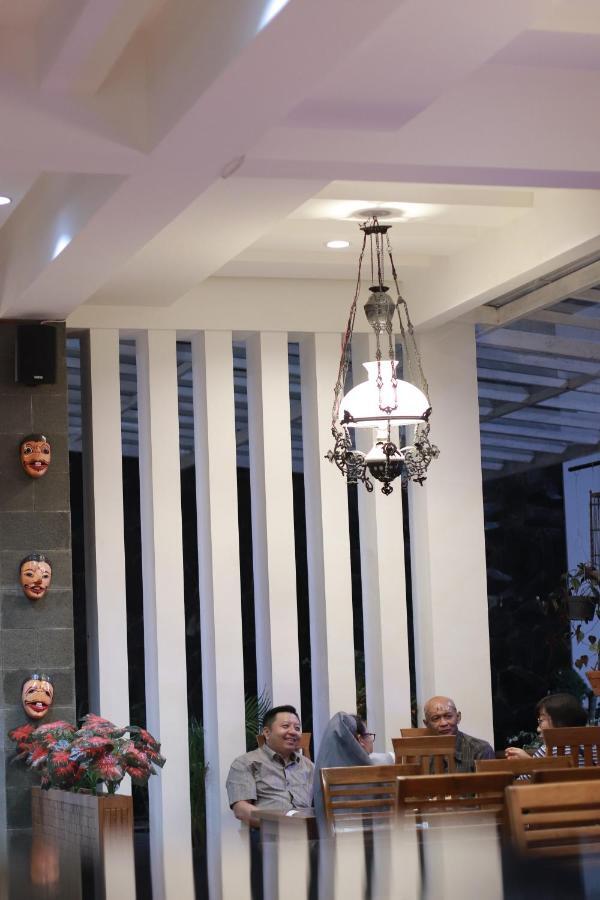 Baratha Hotel & Resto Bondowoso Exterior foto